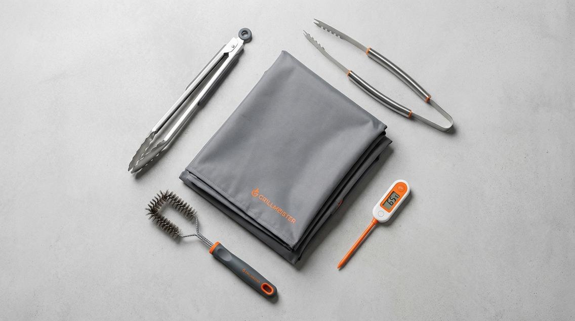 Grillezéshez szükséges kiegészítők, mint grillcsipesz, lapát, drótkefe és húshőmérő.